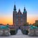 El Castillo de Rosenborg al atardecer con un puente cerrado